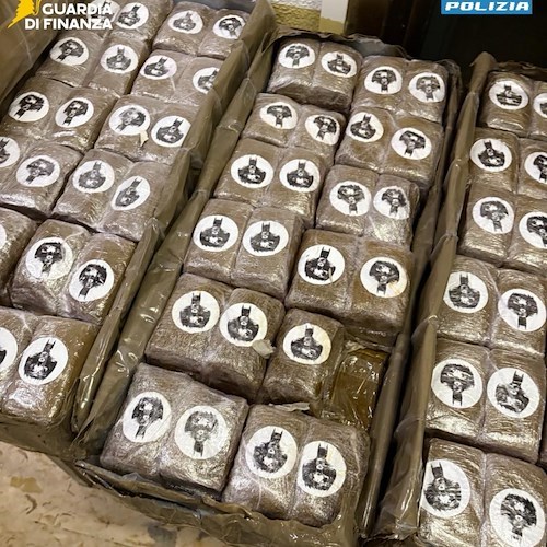 Maxi sequestro nelle acque trapanesi: oltre 670 kg di hashish recuperati da Guardia di Finanza e Polizia di Stato