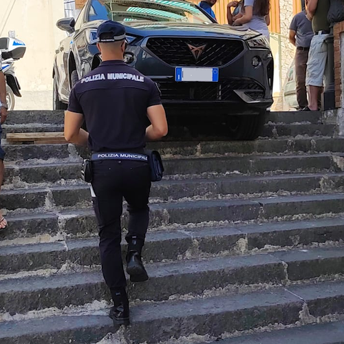Minori, sbaglia strada e con l'auto resta incastrato nelle scale 