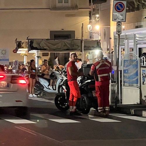 Minori, turista perde controllo dello scooter e investe una donna [FOTO]