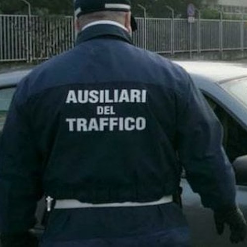 Napoli, automobilista non “gradisce” la multa e accoltella ausiliare del traffico 