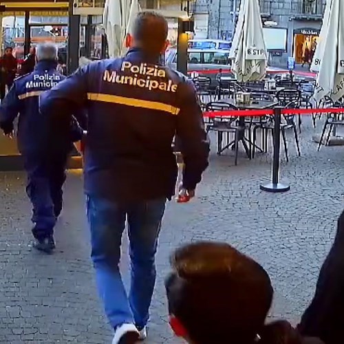 Napoli, bambina nomade sfruttata dai genitori per elemosinare e rubare tra i tavoli dei bar<br />&copy; Francesco Emilio Borrelli