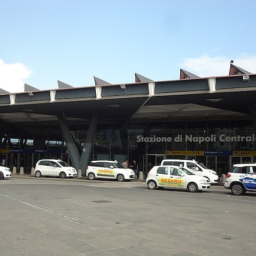 Stazione di Napoli<br />&copy; CAPTAIN RAJU, Wikipedia Commons