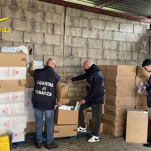 Sequestro di sigarette di contrabbando e contraffatte<br />&copy; Guardia di Finanza