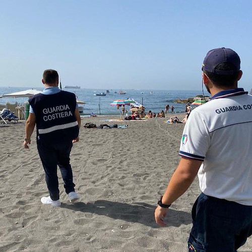 Occupavano abusivamente 1800 m² di spiaggia: denunce e sequestri a Vietri sul Mare 
