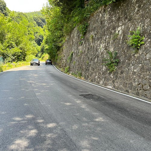 Olio sulla SP2, a Tramonti motociclista a terra: procedere con attenzione