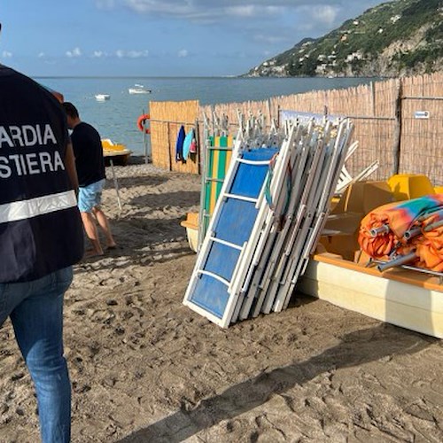 Ombrelloni e lettini non autorizzati su spiaggia libera, denunciato abusivo a Vietri sul Mare