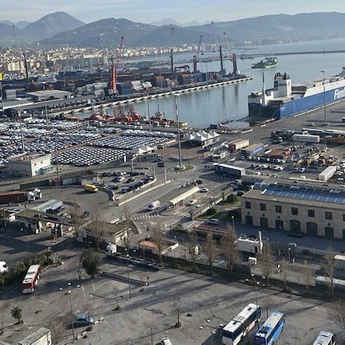 Operazione anticontraffazione al porto di Salerno: sequestrati oltre 11.000 capi contraffatti