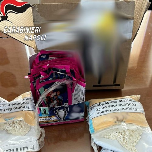Cocaina celata in un pacco di figurine