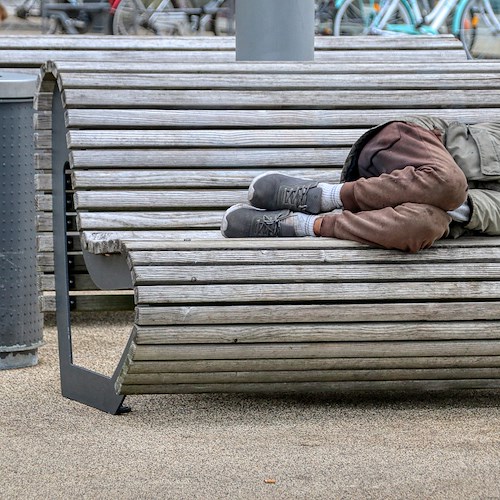 Orrore a Pomigliano d'Arco: senzatetto percosso e ucciso da due persone