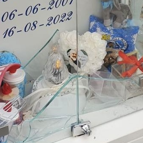 Pagani, ladri in azione al cimitero: rubato l’orologio del Napoli sulla tomba di un 15enne
