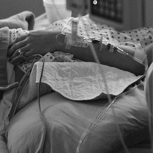 Donna in ospedale <br />&copy; Parentingupstream su Pixabay