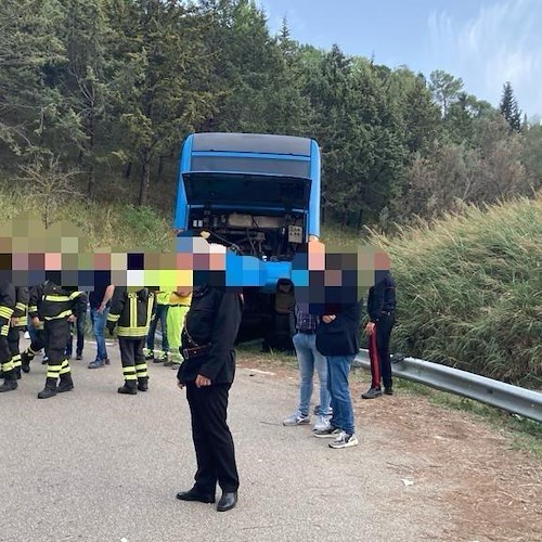 Paura a Montescaglioso, bus con 50 studenti finisce fuori strada: oltre 20 feriti, uno è grave<br />&copy; Vigili del Fuoco