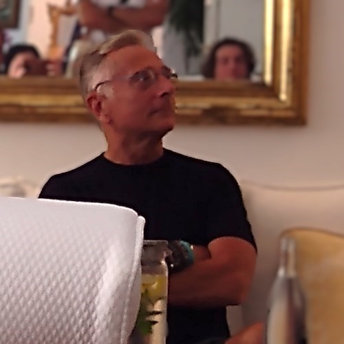 Paolo Bonolis nella Hall dell'Hotel Villa Romana<br />&copy; foto di M. Nastri