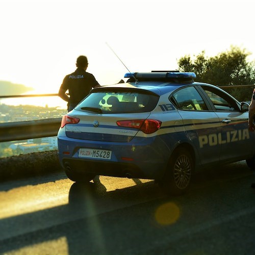 Piano di Sorrento: pusher tenta di investire poliziotto, esplosi colpi in aria