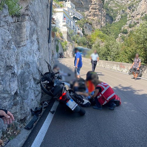 Pogerola, incidente tra scooter e motocicletta: centauri in ospedale [FOTO]