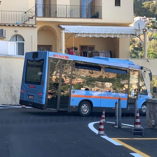 Positano, anche quest'anno abbonamenti e biglietti gratuiti o agevolati per il bus urbano “Mobility Amalfi Coast”