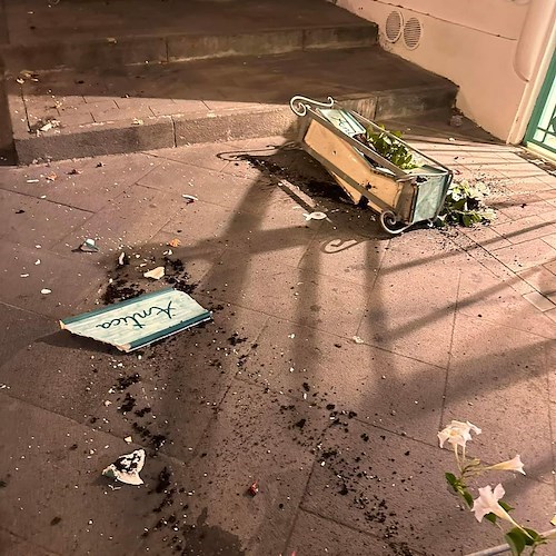 Positano, auto urta vasi e fioriere in Piazza dei Mulini