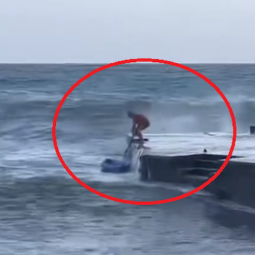 Positano, uomo tenta di raggiungere il suo trimarano con una canoa nonostante le forti onde / FOTO-VIDEO