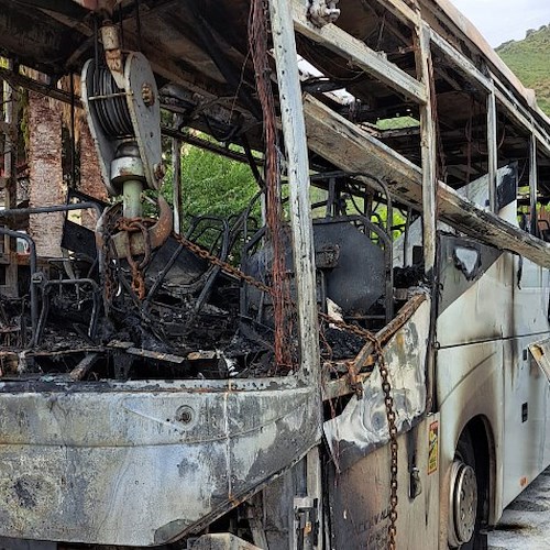 Bus dato alle fiamme a Pozzuoli<br />&copy; Gigi Manzoni sindaco di Pozzuoli