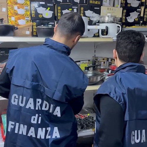 Prato, controlli a tappeto nel distretto industriale: sequestrati oltre 920mila articoli non in regola