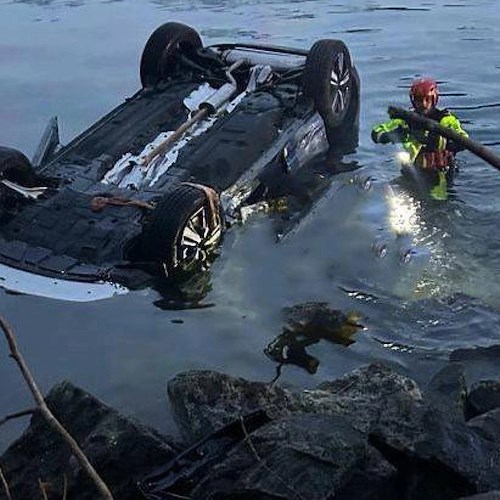Precipitano con l'auto per 40 metri e finiscono nel lago di Como: morta una donna, gravissimi due uomini <br />&copy; vigili del fuoco