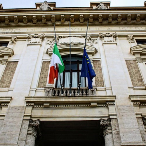 Professoressa licenziata perché ha lavorato solo 4 anni su 24. La docente: "Ora sono al mare, spiegherò tutto" 