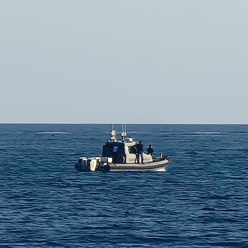 Guardia di Finanza cerca disperso in mare a Cetara