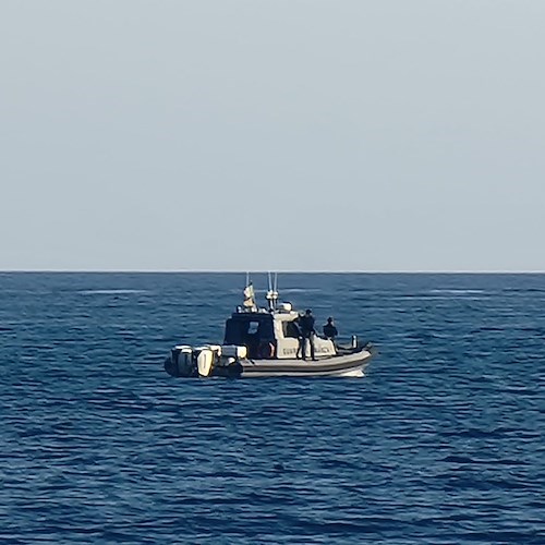 Guardia di Finanza cerca disperso in mare a Cetara