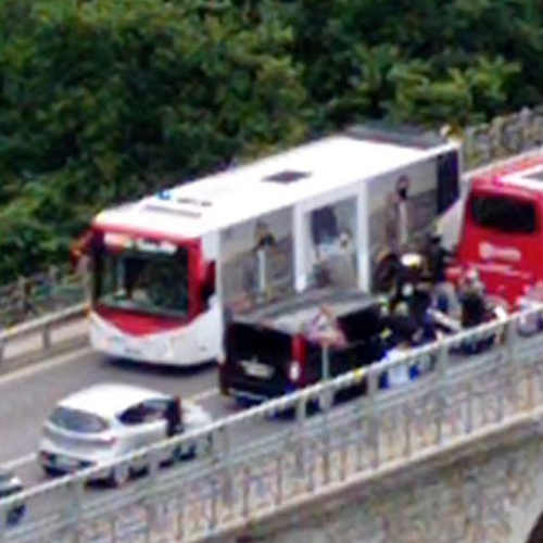 Ragazzo tenta il suicidio dal Ponte di Seiano, prima di cadere nel vuoto viene afferrato e salvato da autista 