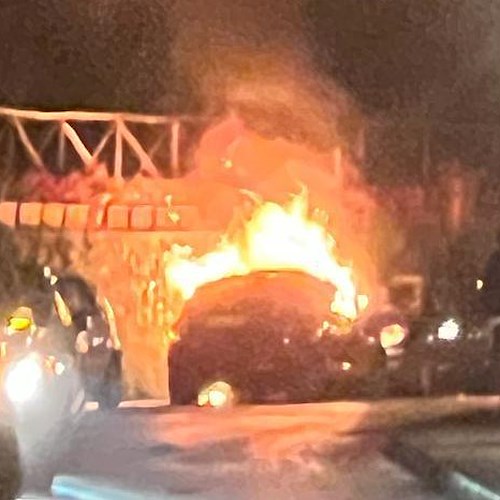 Ravello, auto in fiamme in via Boccaccio /foto /video