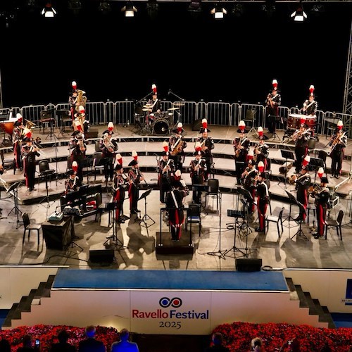 IN VILLA RUFOLO LA MUSICA DELLA FANFARA DEL 10° REGGIMENTO CARABINIERI “CAMPANIA” IN MEMORIA DI CARLO LEGROTTAGLIE