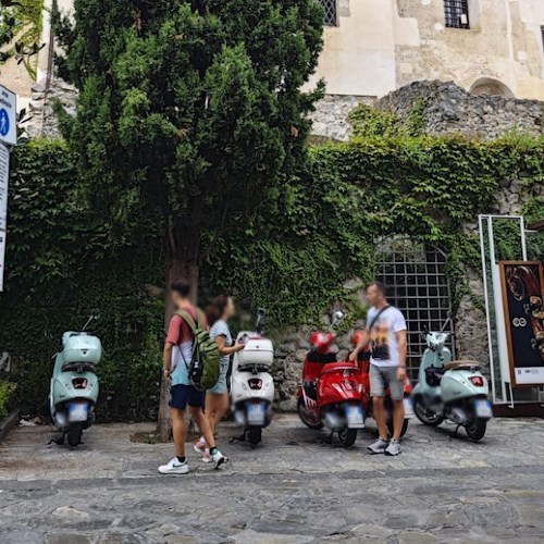 Scooter in sosta vietata a Ravello<br />&copy; Il Vescovado Notizie