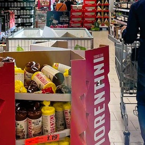 Riempie il carrello di prodotti e supera le casse senza pagare<br />&copy; Maria Abate