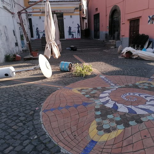 Risveglio in “disordine” per Vietri sul Mare: danneggiati vasi, arredi e statuina della Madonna