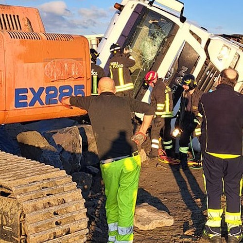 Camion si ribalta sulla scogliera a Ostia<br />&copy; Vigili del Fuoco