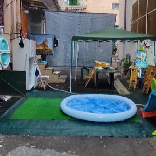 San Giovanni Barra, si accampa nel cortile di una scuola e crea "area relax" abusiva: denunciata 31enne 