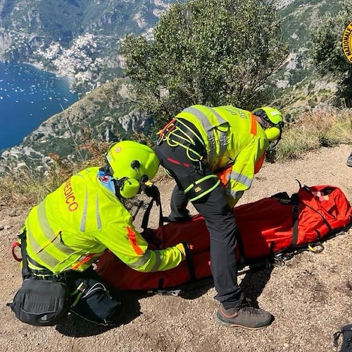 Scivola per circa 5 metri lungo il Sentiero degli Dei, turista trasferito in ospedale con l’elicottero 