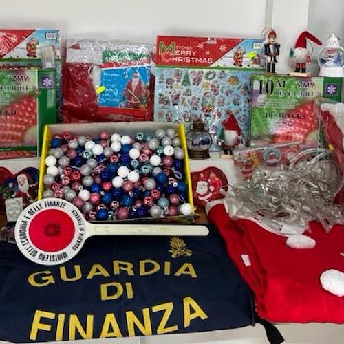 Sequestrati circa 65mila prodotti irregolari nel salernitano: oltre 11mila erano addobbi natalizi<br />&copy; Guardia di Finanza