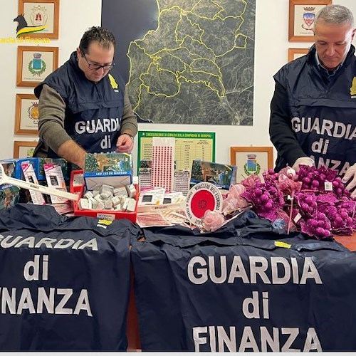Sequestrati circa 65mila prodotti irregolari nel salernitano: oltre 11mila erano addobbi natalizi<br />&copy; Guardia di Finanza
