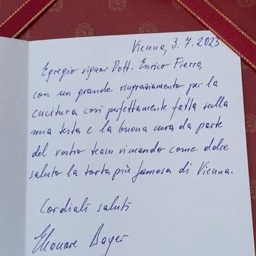 Si ferisce alla testa in Costa d'Amalfi, turista ringrazia il medico che l'ha curata: da Vienna invia regalo e lettera 