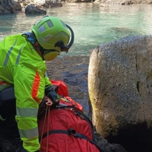 Si tuffa in mare e impatta su una roccia: trauma spinale per 16enne a Sorrento 