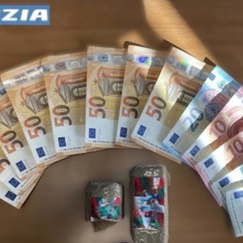 Spaccia droga sul lungomare di Salerno, poi aggredisce gli agenti: arrestato