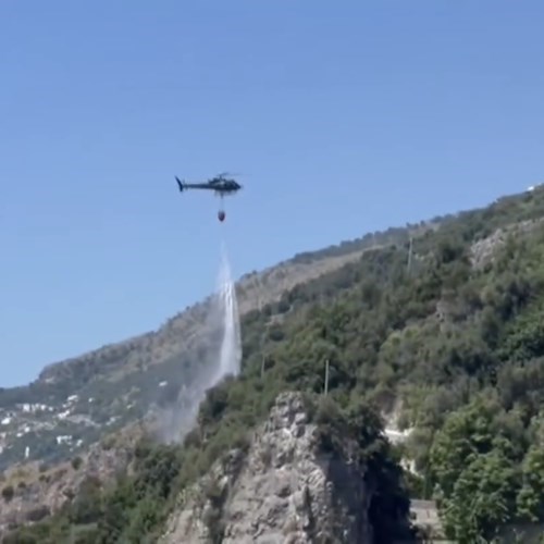 Statale Amalfitana riaperta al traffico veicolare dopo incendio a Conca dei Marini