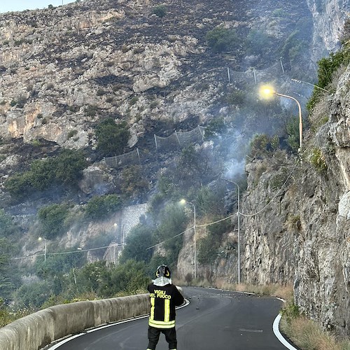 Statale Amalfitana riaperta al traffico veicolare dopo incendio a Conca dei Marini