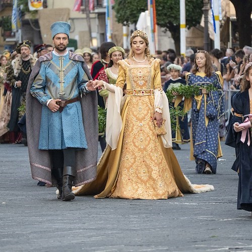 TEGGIANO, UNA FOLLA ENTUSIASTA HA INAUGURATO

LA 30^ “ALLA TAVOLA DELLA PRINCIPESSA COSTANZA”