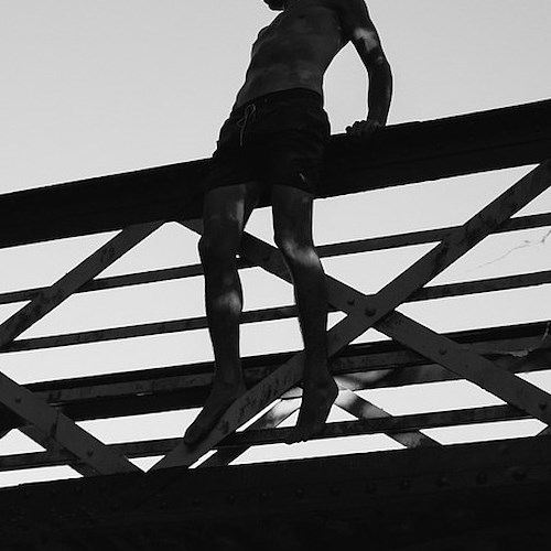 Uomo sul ponte <br />&copy; StockSnap su Pixabay