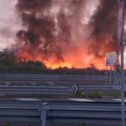 Terribile incendio nel campo rom a Barra: la zona orientale di Napoli si risveglia avvolta da fumo nero 