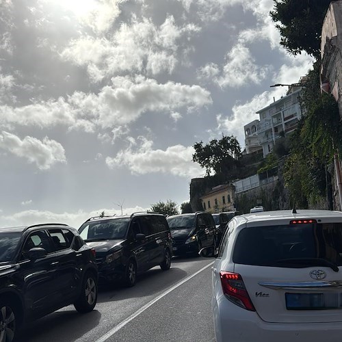 Traffico intenso sulla Statale Amalfitana: un’ora per percorrere il tratto Amalfi–Maiori