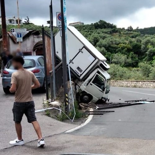 Tragedia sfiorata a Sorrento, furgone sfonda balaustra e finisce sulla strada sottostante