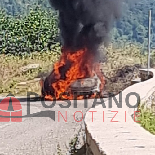 Tramonti, auto avvolta dalle fiamme sul Valico di Chiunzi 